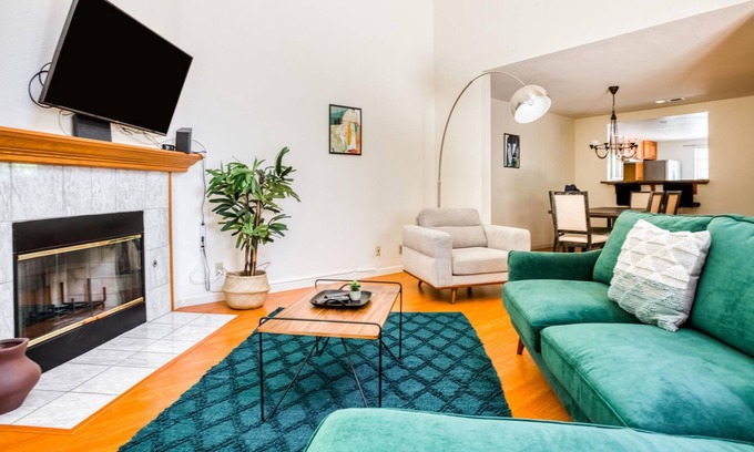 Carmine - Parkmont House | Charming 3BR Townhouse in San Jose