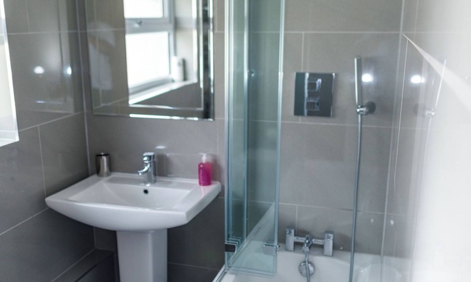 Windsor Cottage | Charming 4-Bedroom Cottage in Windsor with Parking