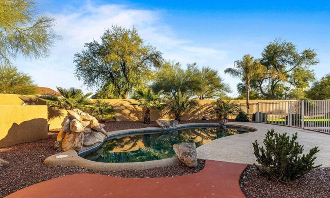 Canyon Trails House | Charming 4-bedroom house with Pool BBQ & Firepit close to freeway
