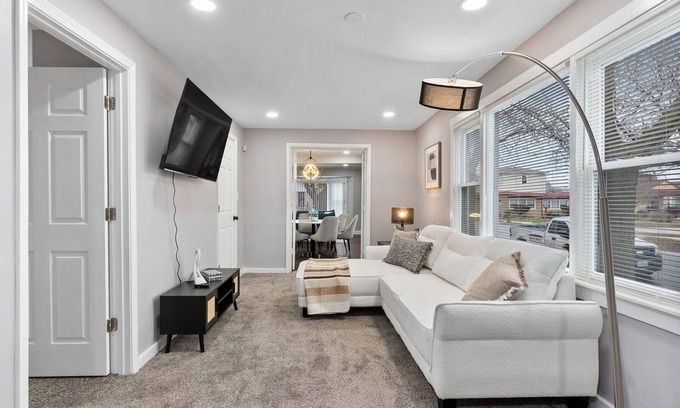 Calumet Heights House | Charming 4-bedroom house with WiFi and AC in lovely Chicago
