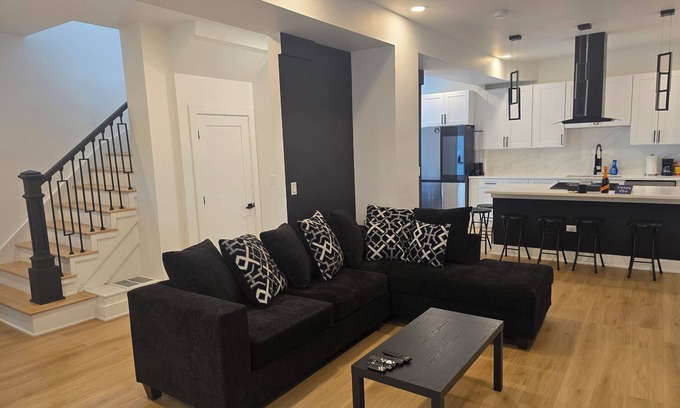 Chatham House | Charming 4-bedroom house with WiFi, AC in superb Chicago Chatham