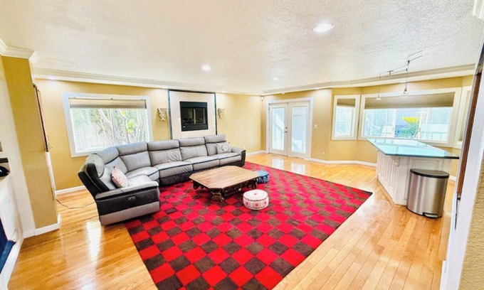 Vallejo House | Charming 4-bedroom house with fitness room & family room in delightful Vallejo