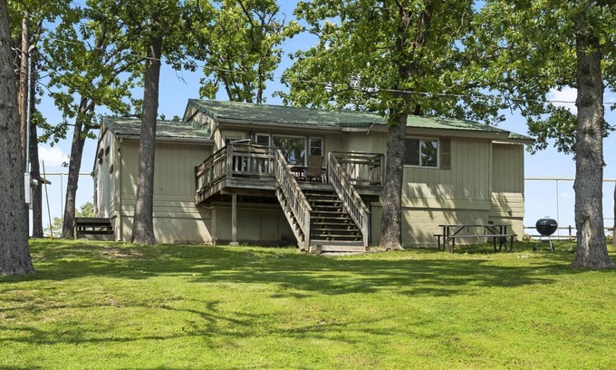 Branson West Resort | Charming 4-bedroom Lake House in a Resort Setting on Table Rock Lake MO