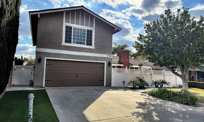West Covina House | Charming 4-bedroom house, with 9 beds and AC and WiFi in West Covina