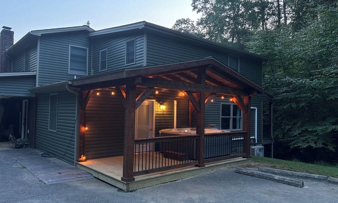 Herndon Cabin | Charming 5-bedroom cabin with Hot tub + Pickle-ball court