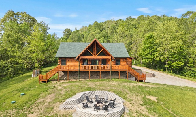 Laurelville Cabin | Charming 5-bedroom Cabin with Movie Theater, Hot Tub, and WiFi