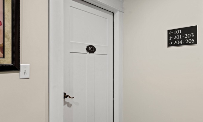 West Dover Cabin | Charming 8-bedroom lodge with AC, WiFi in quaint Wilmington