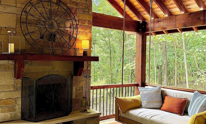 Eureka Springs Cabin | Charming and Cozy Cabin on a Mountainside Outside Eureka Springs