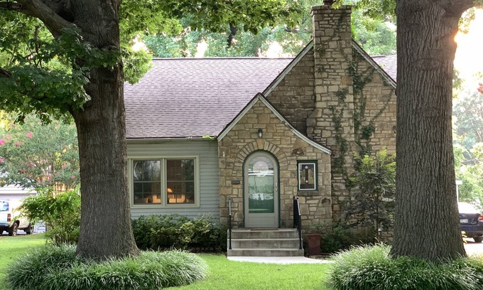 Tulsa Cottage | Charming and Cozy Stone Cottage Near Tulsa Expo Square and Downtown