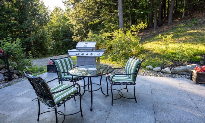 Stowe Area House | Charming and quiet rental 3 miles from the Mt. Mansfield skiing area
