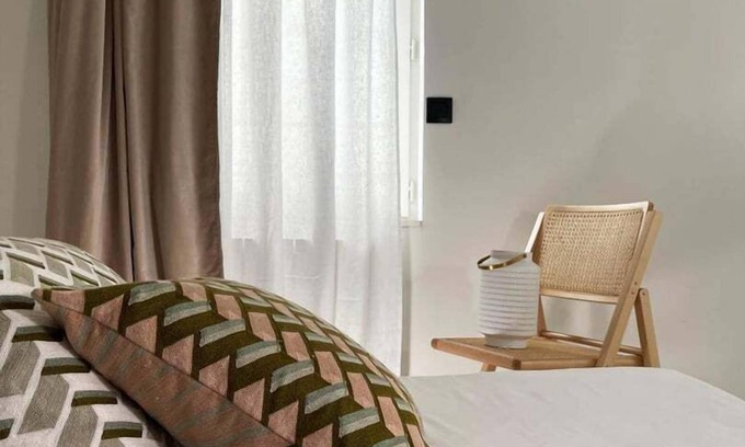Quartier de la Folie-Mericourt Apartment | Charming attic studio