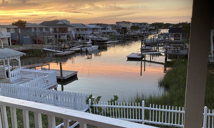 Holden Beach Cottage | Charming Beach House with Front and Back Porch water views