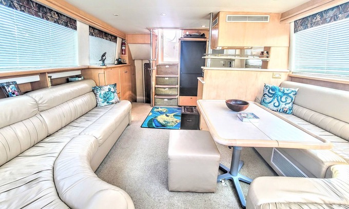Cincinnati Boat Rental | Charming boat with AC in Cincinnati - Perfect for a unique getaway
