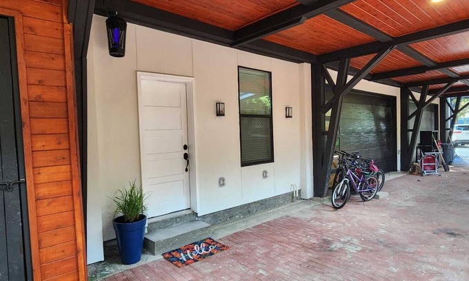 Barker House | Charming, BRAND NEW, complete guest house 2/1 w, Full kitchen, laundry, & living
