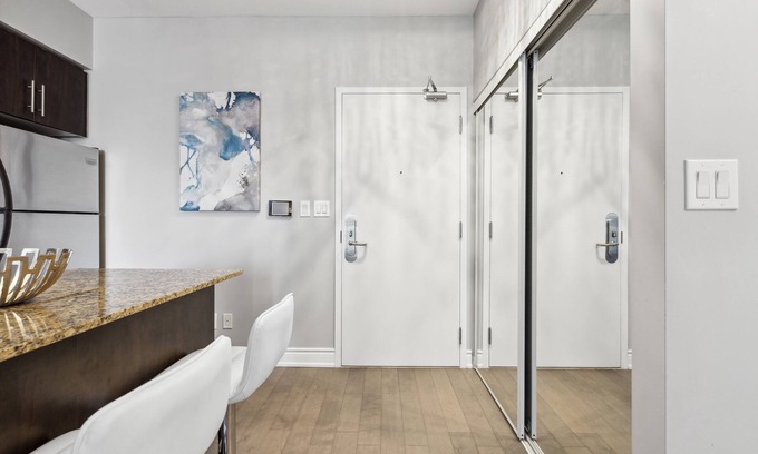 Toronto Entertainment District Apartment | Charming & Bright 1Bed + Den & 1 Bath Condo