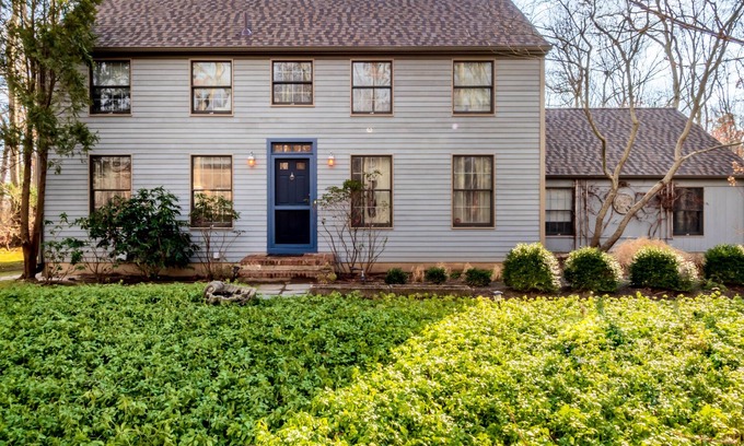 Bridgehampton House | Charming bright getaway in Hampton's Saltonbox home
