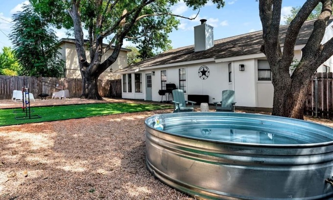 Round Rock House | Charming & Bright W/Lounging Pool