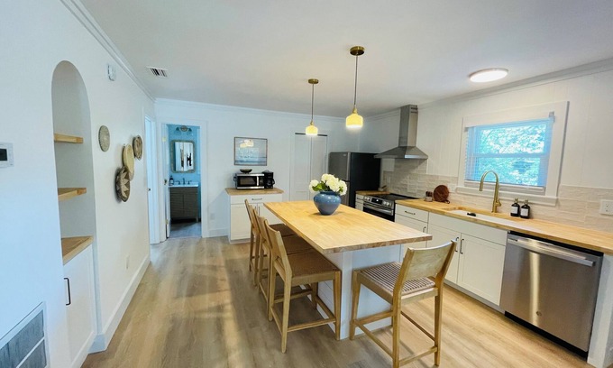 Colington House | Charming Bungalow close to the beach and bay.
