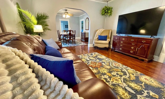 Port Clinton House | Charming "Bungalow Home" with Sunroom *Near Beach & Park*Walkable to Restaurants