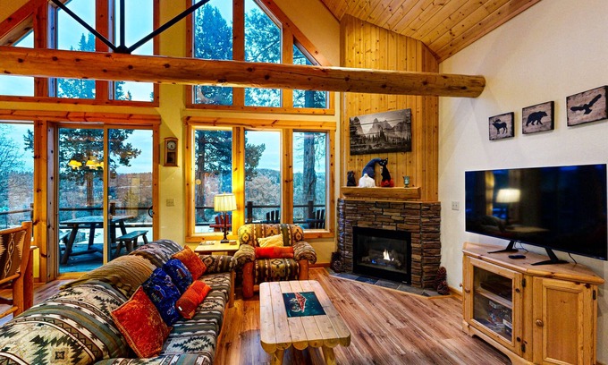Klamath Falls House | Charming cabin with shared amenities, fireplace, WiFi, mountain views