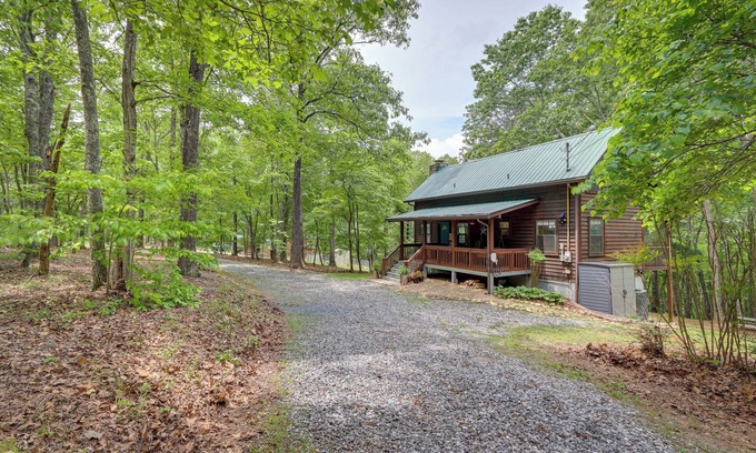 Mineral Bluff Cabin | Charming cabin with 3 bedrooms and hot tub in Blue Ridge