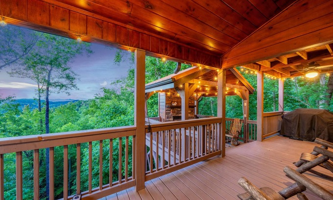Blue Ridge Cabin | Charming cabin with stunning mountain views, WiFi, and hot tub