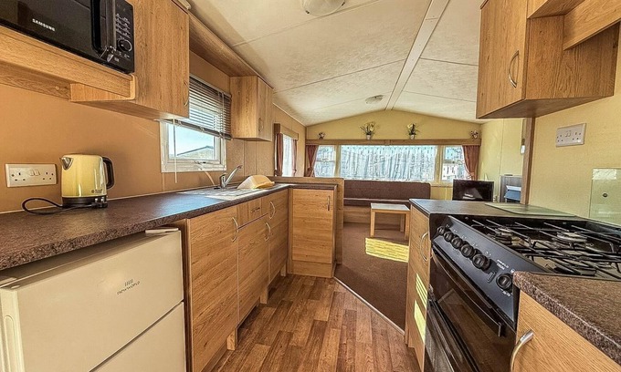 Hunstanton House | Charming caravan at Manor Park, nearby Hunstanton beach in Norfolk ref 23035C