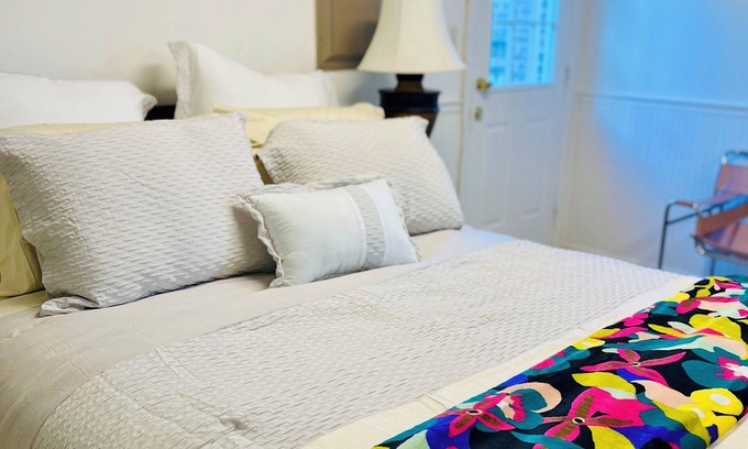Parkside Cottage | Charming Carriage House Close to Daffin Park