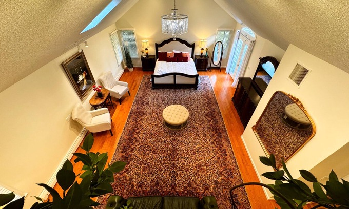 Cobalt House | Charming Castle Cottage