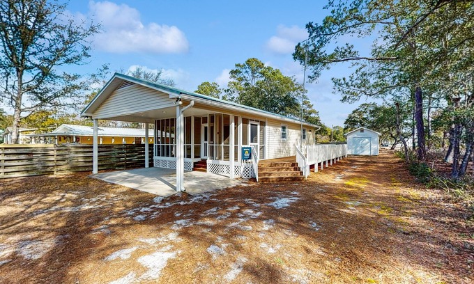 Supply Cottage | Charming coastal cottage with large deck & tranquil yard - near golf & beaches