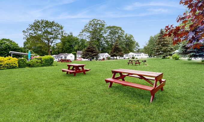 Ogunquit - Wells Condo | Charming condo near the beach with pool, balcony, beach gear, & shared BBQ area