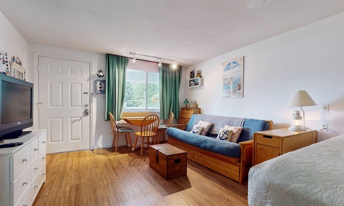 Ogunquit - Wells Apartment | Charming condo with pool and deck space