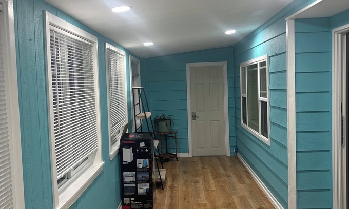 Huntington Beach Cottage | Charming cottage, 2 min walk to sand Huntington Beach with AC, WiFi, Pool, Gym.