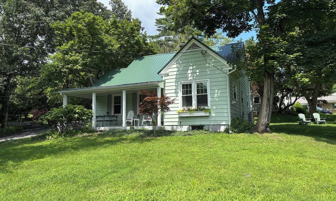 Huntingdon Cottage | Charming cottage close to Juniata College overlooking historic Huntingdon