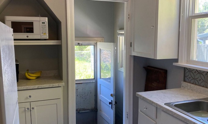Central - Terry Cottage | Charming cottage in pleasant Billings with AC, WiFi