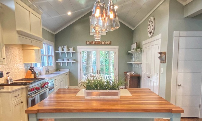 Isle of Hope Historic District House | Charming Cottage on Isle of Hope