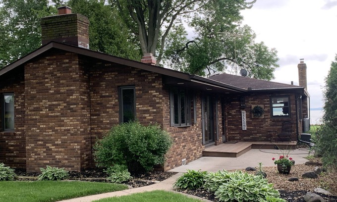 Neenah Cottage | Charming cottage on Lake Winnebago