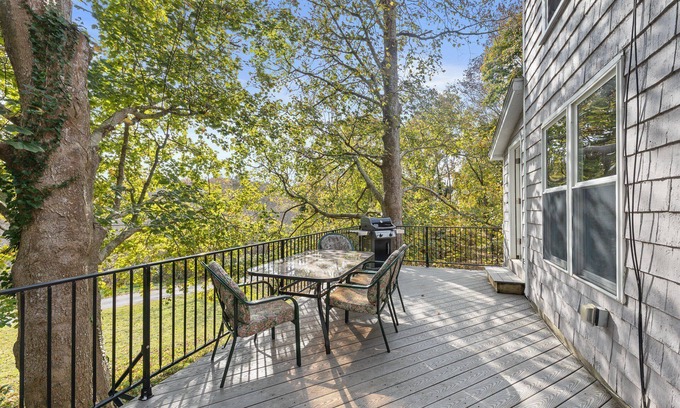 Plymouth House | Charming cottage, walk to downtown waterfront, large deck, outdoor seating, and grill