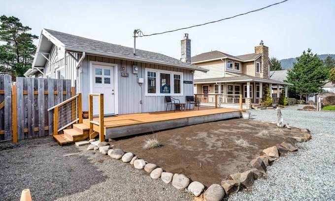 Manzanita Cottage | Charming cottage with WiFi & AC - 1/4 mile from the beach (MCA #1213)