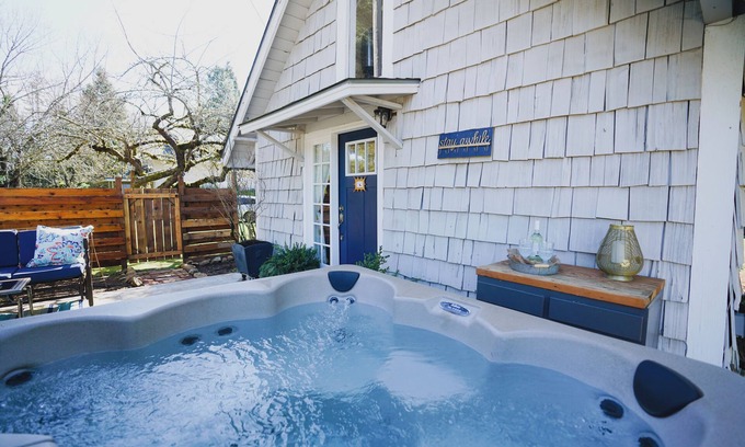 Silverton Cottage | Charming Cottage with Hot Tub – Minutes from Silver Falls State Park