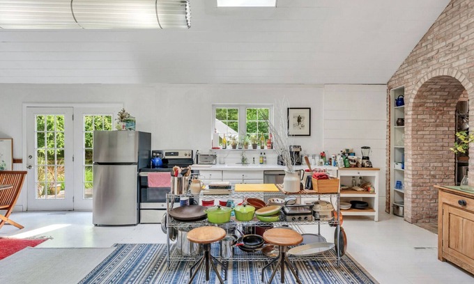 Sagaponack House | Charming Country Cottage, Large Pool, Close to Trails and Vineyards