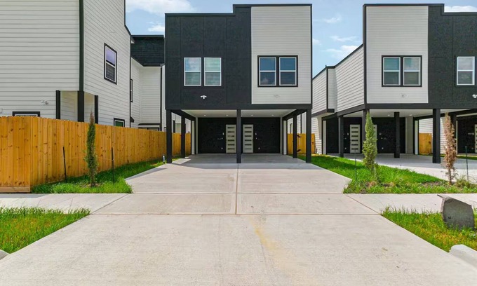 Southeast Houston Apartment | Charming Cozy Duplex! Room for 12 Central Houston
