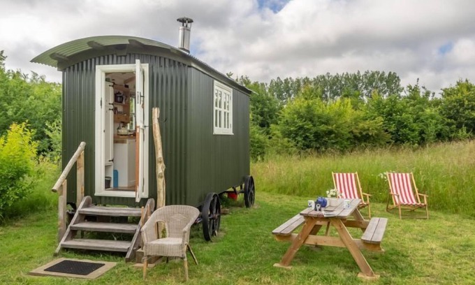 Honing Cabin | Charming craftsman-built shepherd's hut, set in it's own private woodland glade