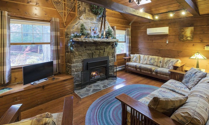 Jefferson Township Cabin | Charming Deck House amongst the Trees; Minutes To Hidden Valley/Seven Springs