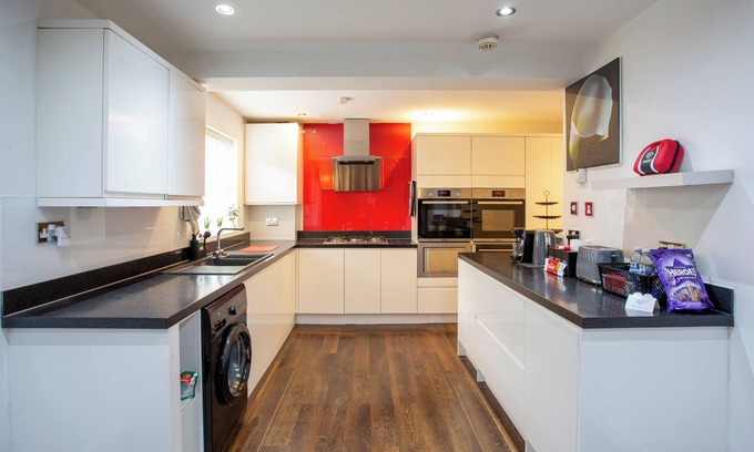 Nottingham House | Charming Deluxe 5 Bedroom House In Nottingham