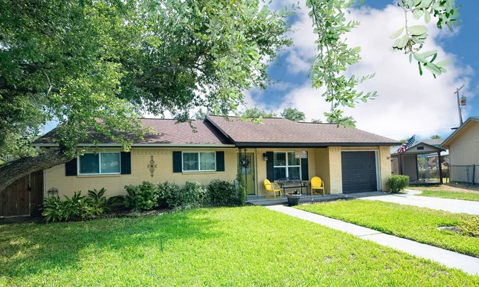 Aransas Pass House | Charming, dog-friendly home with grill, patio, central AC & washer/dryer