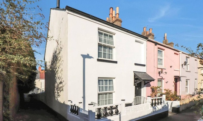 Exmouth Apartment | Charming Dog Friendly Cottage in Devon | Sleeps 4