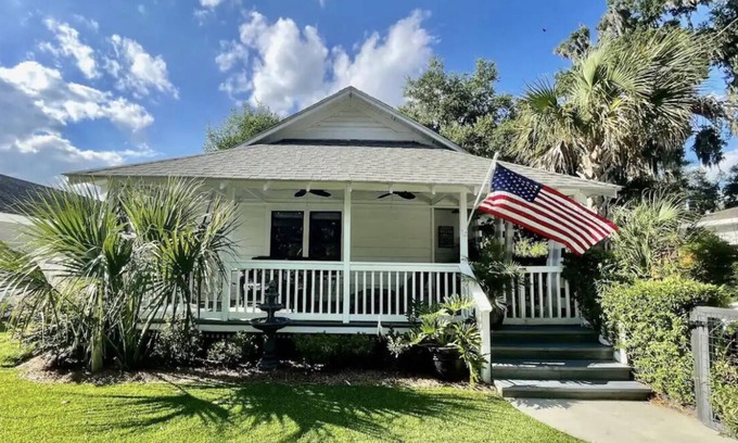Northwest Quadrant Cottage | Charming Downtown Cottage