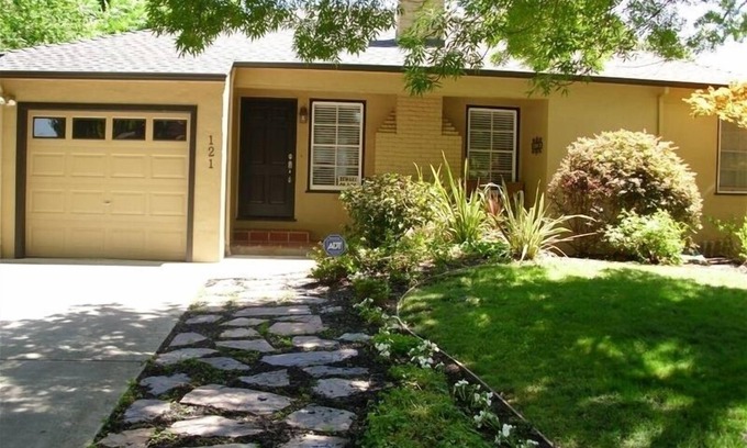 East Sacramento House | Charming East Sac 3 br Close to Downtown, Sac State, UC Davis Med Center