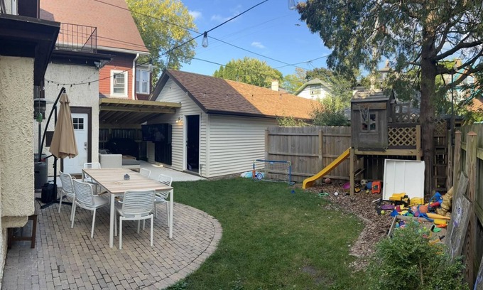 Upper East Side House | Charming east side home with gym, sauna and outdoor TV for RNC!